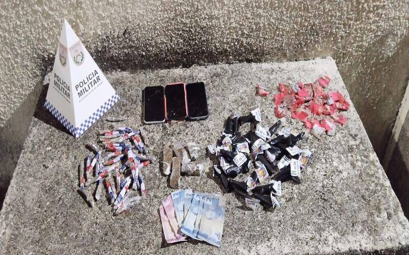 PM prende um homem e apreende dois menores por tráfico de drogas no Floresta