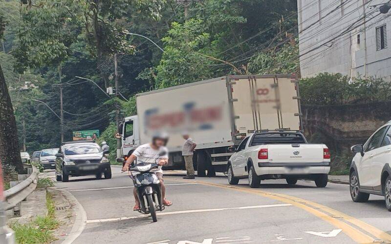 Caminhão quebrado causa trânsito no Retiro