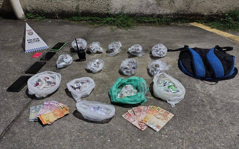 26º BPM prende quatro na Estrada da Saudade e desarticula ponto do tráfico