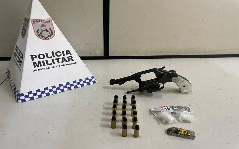 PM apreende arma de fogo, munições e drogas no Bonfim