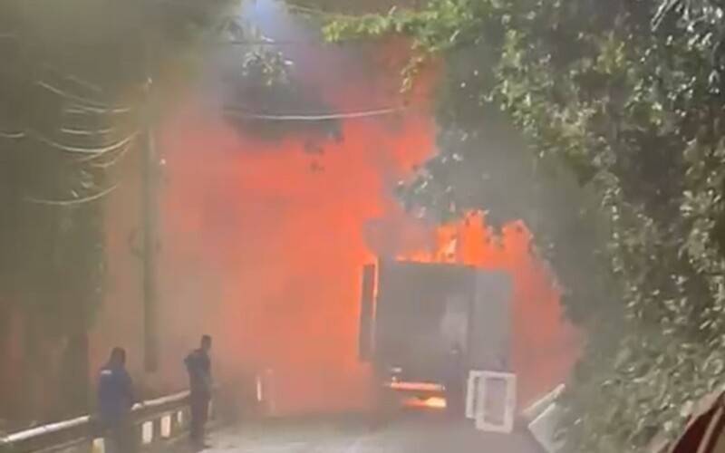 Caminhão pega fogo no Meio da Serra