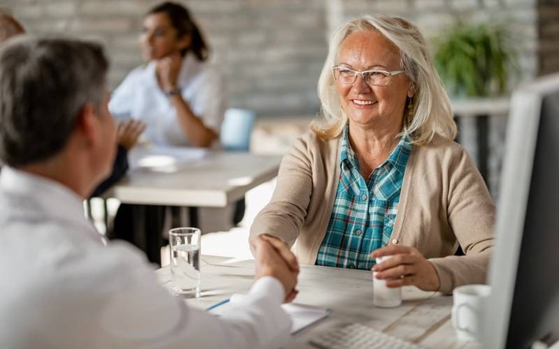 Aposentados e pensionistas começam a receber primeira parcela do 13º do INSS nessa sex