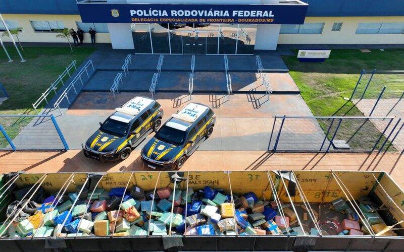 PRF apreende mais de 12,6 toneladas de maconha oculta em carga de caminhão