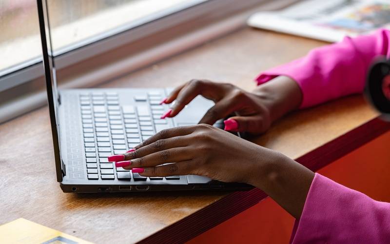 Aumenta o número de mulheres no mercado, mas diferença salarial entre gêneros persiste