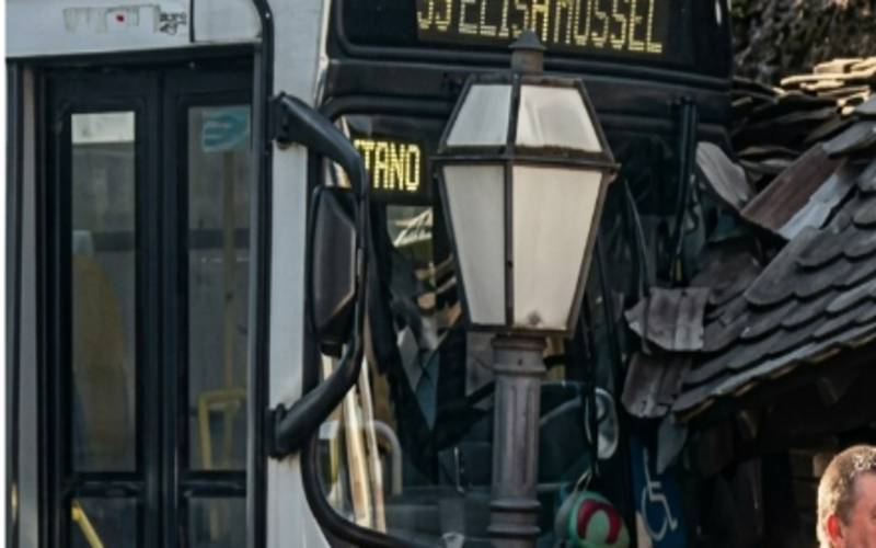 Ônibus bate em abrigo na  Praça Duque de Caxias