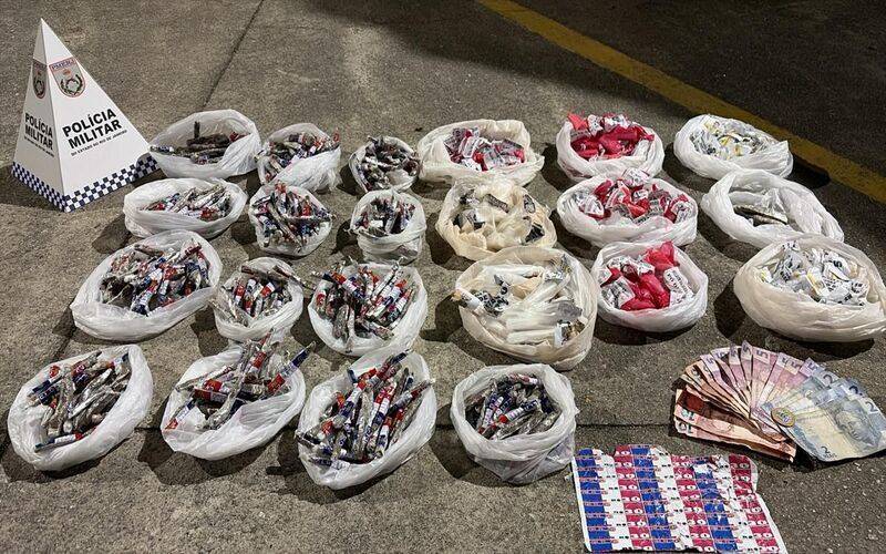 PM apreende drogas no Floresta