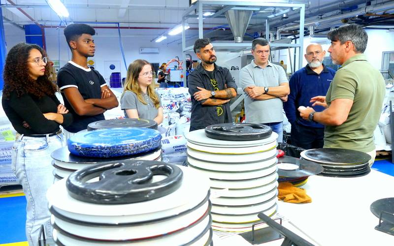 Visita técnica à fábrica de vinil em Petrópolis estimula alunos da UNIFASE a elaborare