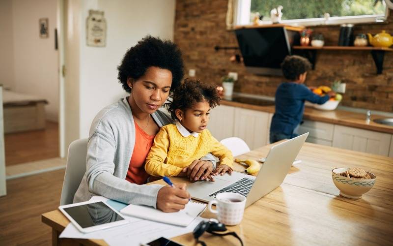 Renda disponível das famílias atinge menor nível em 15 anos e preocupa especialistas
