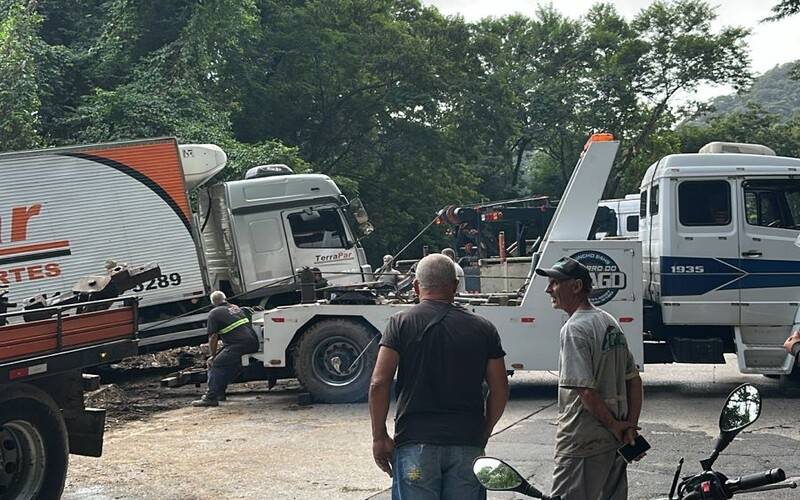 Carreta enguiçada deixa subida da serra com retenção