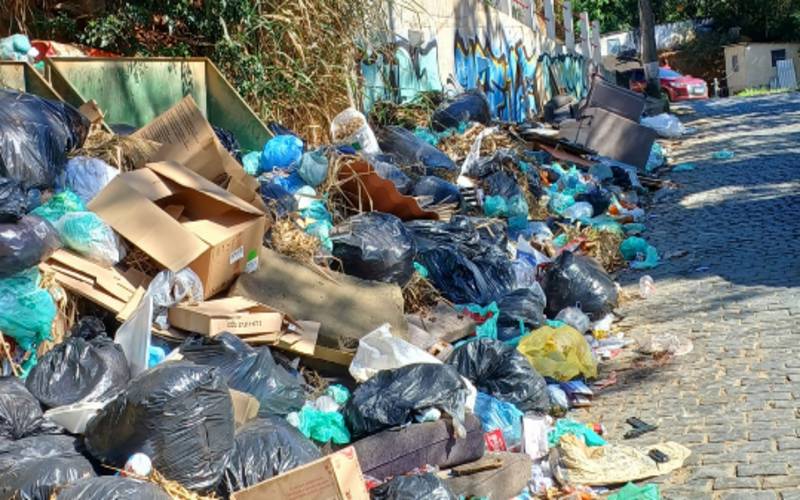 Lixo acumulado na Estrada da Saudade