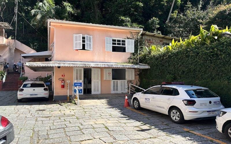 CPTrans inicia instalação de balizadores em Itaipava para ordenar trânsito durante obr