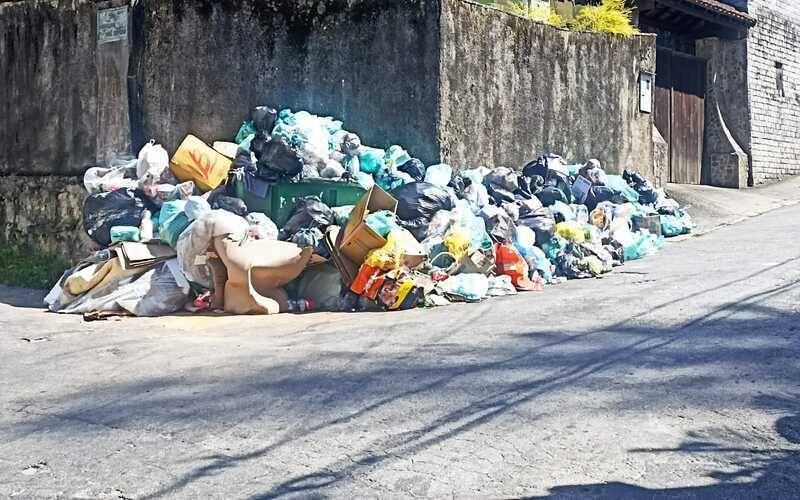 Lixo acumulado no Pedras Brancas gera transtorno aos moradores