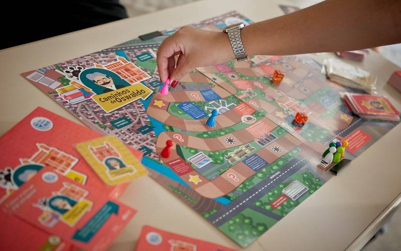 SUS nas Escolas projeto da Fiocruz leva livros, filmes e jogos para salas de aula da r