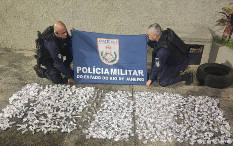 PM apreende dois menores e drogas em Corrêas