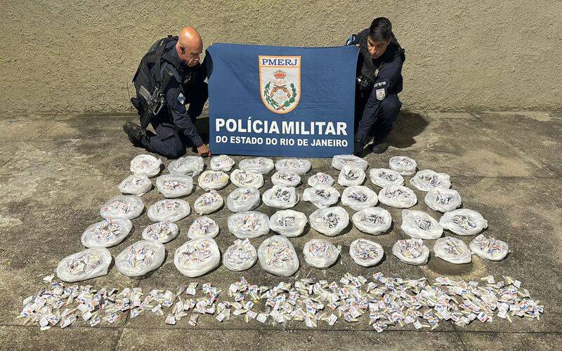 PM apreende mais de kg de cocaína em área de mata em Itaipava