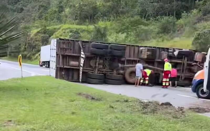 Acidente com carreta causa interdição da BR-040 nesta quinta-feira (7)