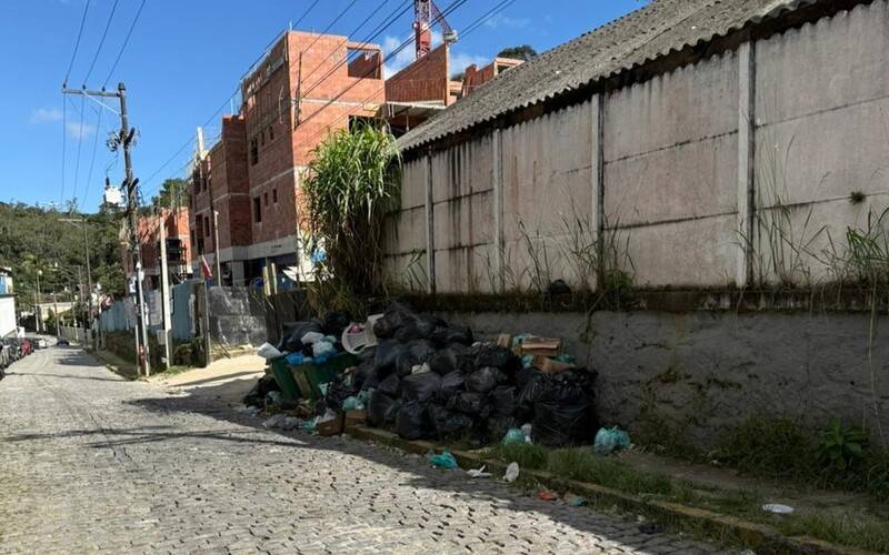 Lixo acumulado há quase uma semana preocupa os moradores da região do Campo do Serrano