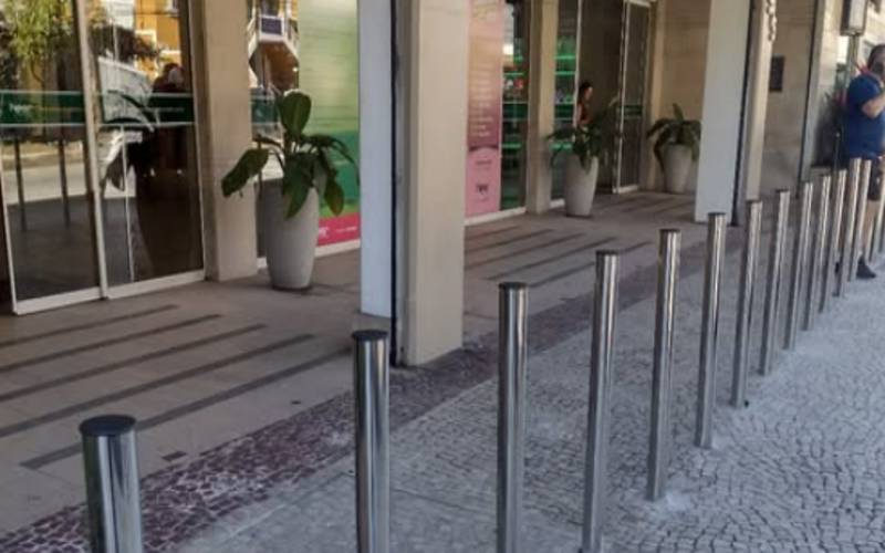 Barras instaladas em shopping geram questionamentos sobre acessibilidade e segurança