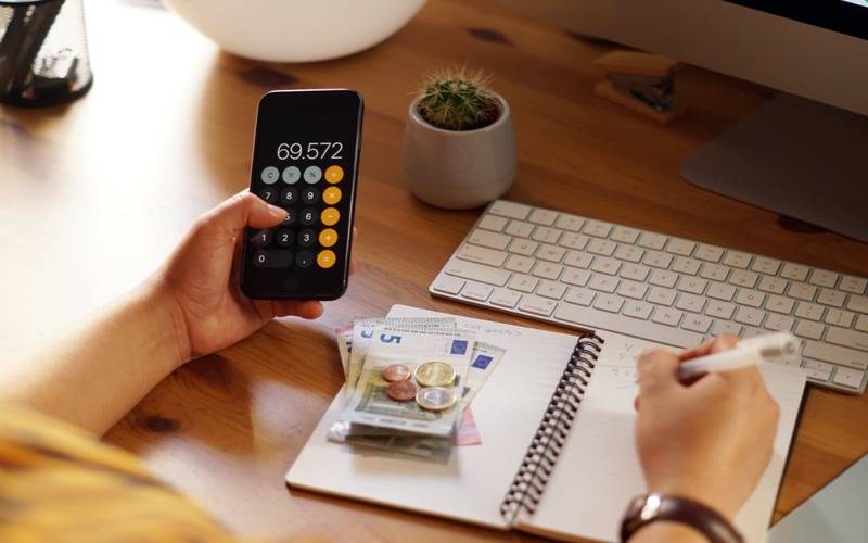 Renda do brasileiro bate recorde em 2025, mas custo de vida ainda pesa no bolso da pop
