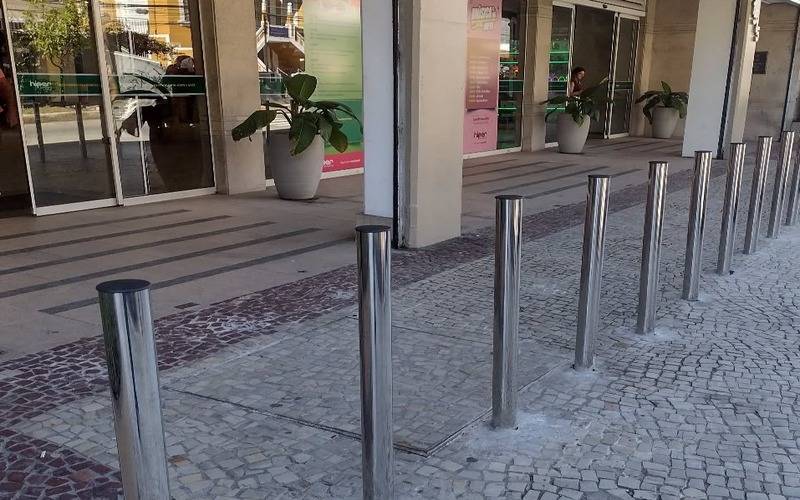 Prefeitura manda retirar barras em calçada de supermercado