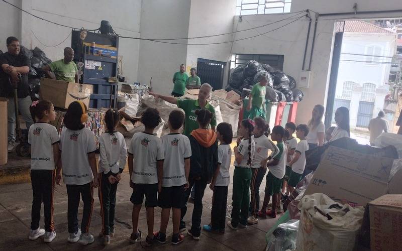 Estudantes do Colégio Ipac conhecem processo de reciclagem e produção de vassouras em 