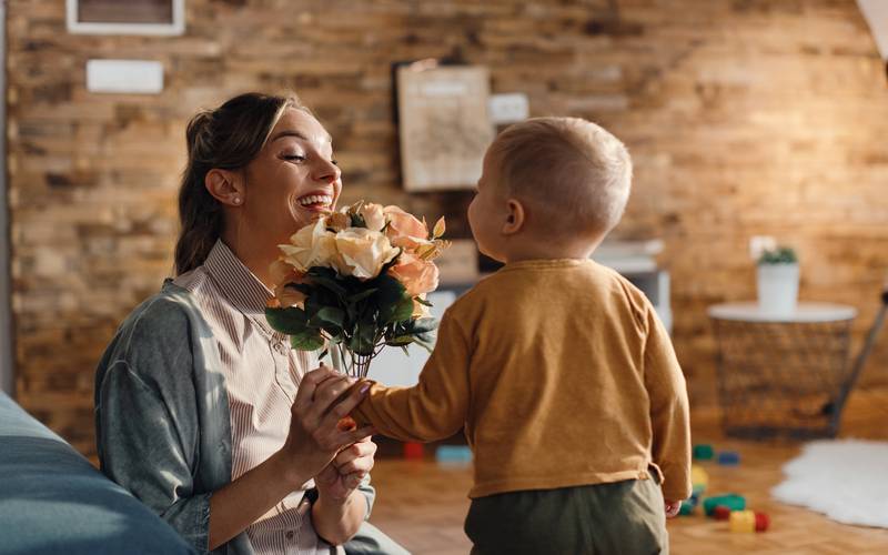 Ser mãe e ser tudo: a complexa realidade das mães que chegam a quase 8 milhões de mulh