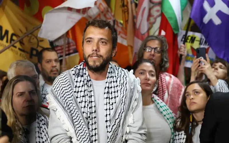 Ativista Thiago Ávila volta ao país após prisão em Israel