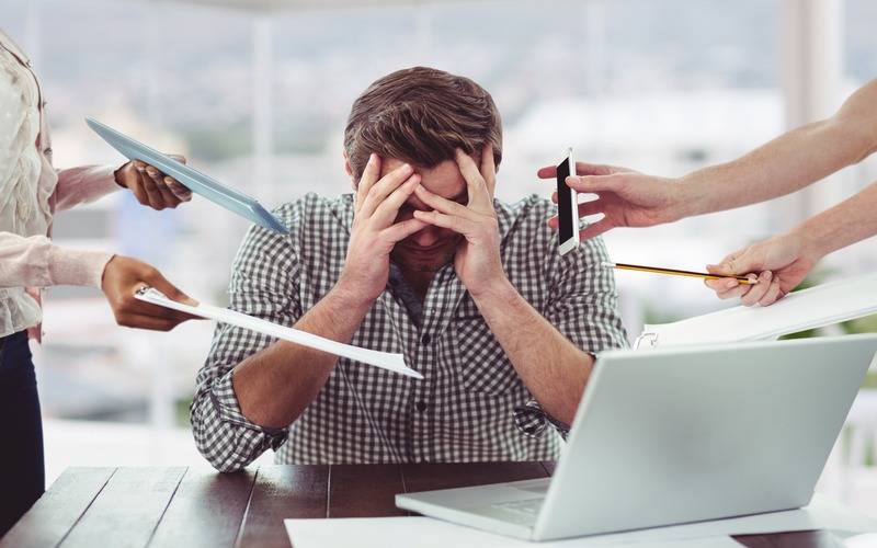 Afastamentos por burnout disparam no Brasil e especialistas alertam para impactos na s