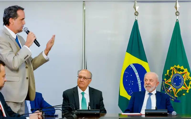 Lula assina MP e zera 