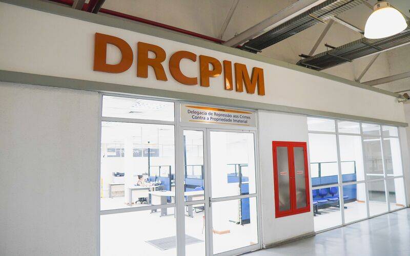 Polícia Civil e Receita Federal apreendem mais de 2 mil camisas falsificadas em aeropo