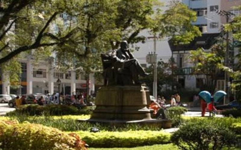 Feira de Livros da APPO transforma doações em apoio à luta contra o câncer em Petrópol