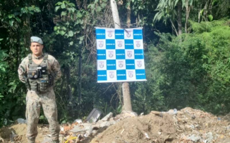 Resíduos de construção civil são encontrados perto de córrego em Teresópolis, com auxí
