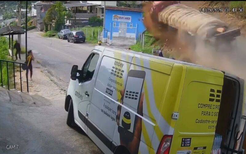 Caminhão desgovernado perde o controle e provoca grave acidente em Nova Friburgo
