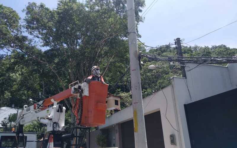 Enel Rio registra mais de 100 colisões em postes da rede elétrica no primeiro trimestr