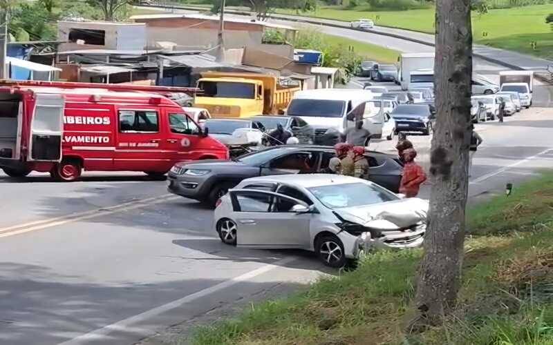 Acidente e interdição de ponte complicam trânsito em Itaipava nesta sexta-feira