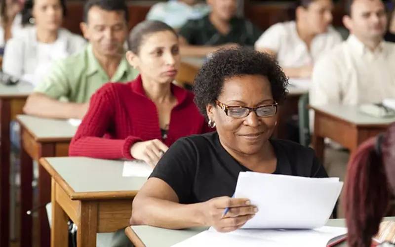 EJA: crise na educação e segundas chances