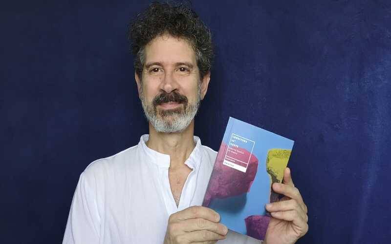 Entre o mar e o silêncio, livro retrata luta de família para sobreviver em atol esquec