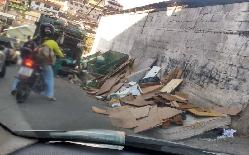Descarte irregular atrapalha fluxo no Bairro Castrioto