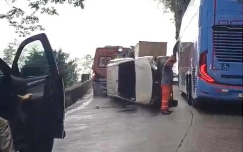 Carro capota na subida da Serra de Petrópolis 