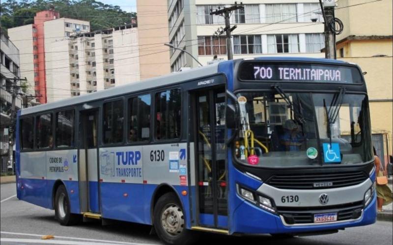 Quatro ônibus da Turp Transporte voltam a circular com escolta policial, mas paralisaç