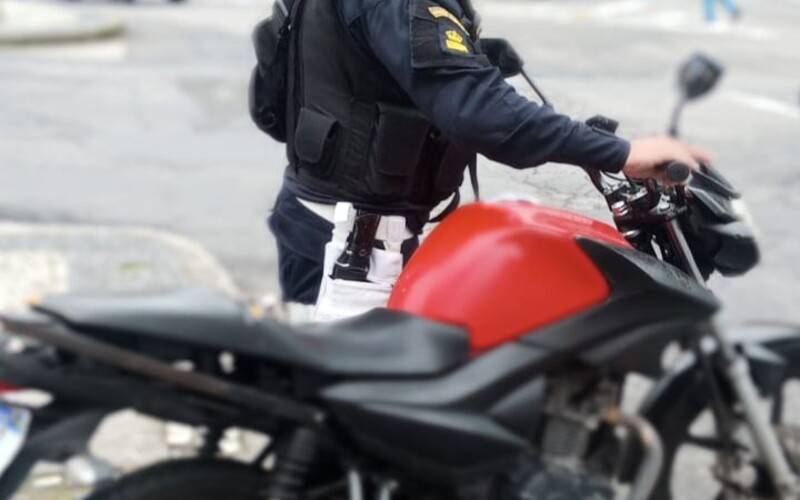 Guarda Civil Municipal constata série de irregularidades e moto é rebocada no Centro 