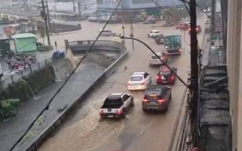 Ruas alagadas: previsão de chuva forte durante todo o dia