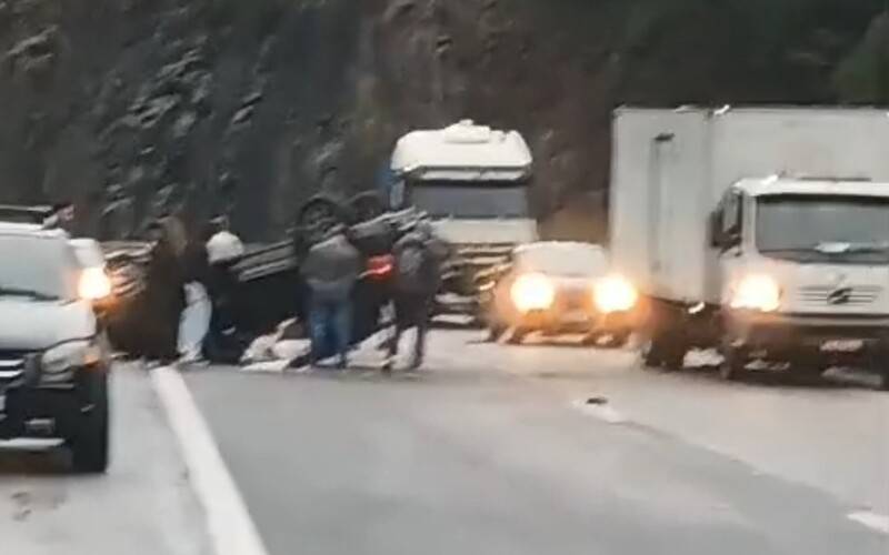 Carro capota na BR 404, altura de Araras