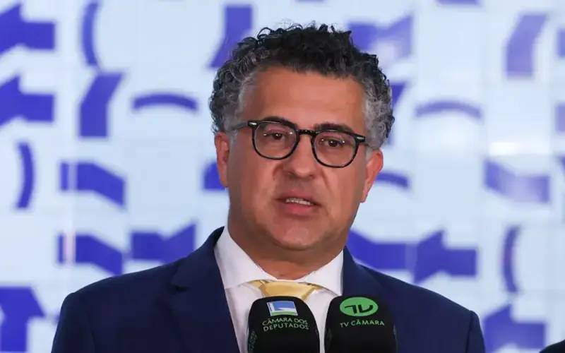 Parecer da 6x1 é adiado em meio à pressão para transição de 10 anos