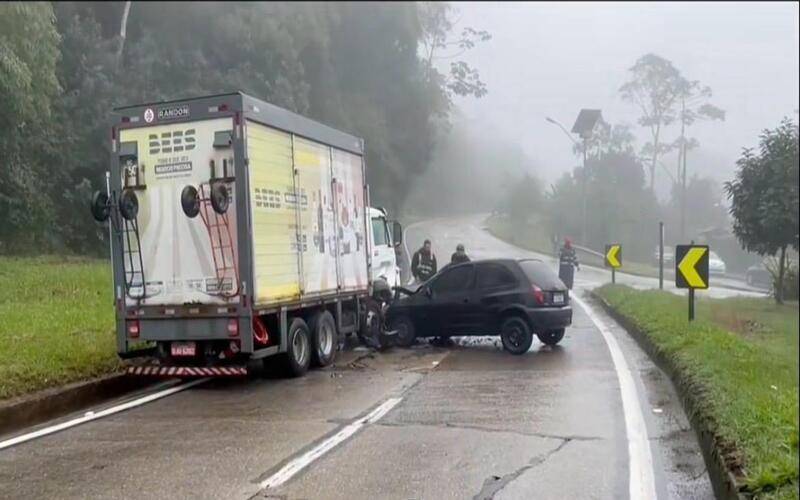 Homem é preso após tentar fugir da polícia e bater carro em caminhão na BR-040