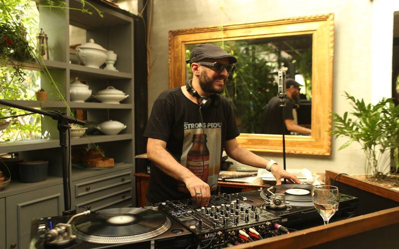 Entre o vinil, o chorinho e o live sax: Breno Morais vive nova fase artística em Petró