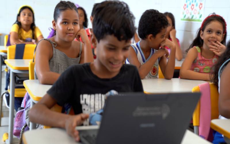 Brasil ultrapassa 100 mil escolas públicas com internet gratuita e de qualidade