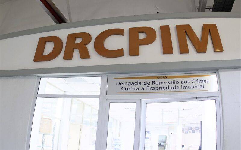Polícia Civil apreende 200 mil figurinhas falsificadas de álbum da Copa do Mundo de 20