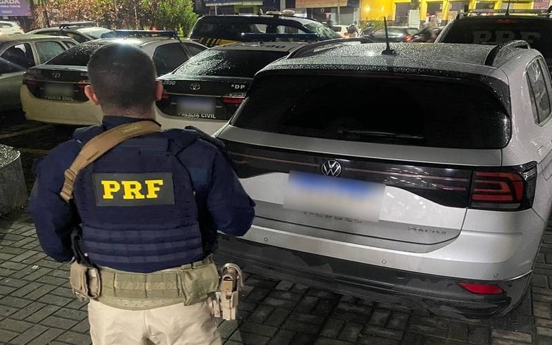 Em Duque de Caxias, PRF recupera veículo roubado na BR-040