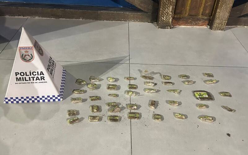 Adolescente é apreendido com tabletes de maconha em Corrêas 